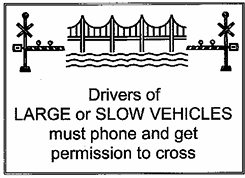 Schild: Brücke – Fahrer großer oder langsamer Fahrzeuge müssen anrufen und Erlaubnis zum Überqueren einholen.